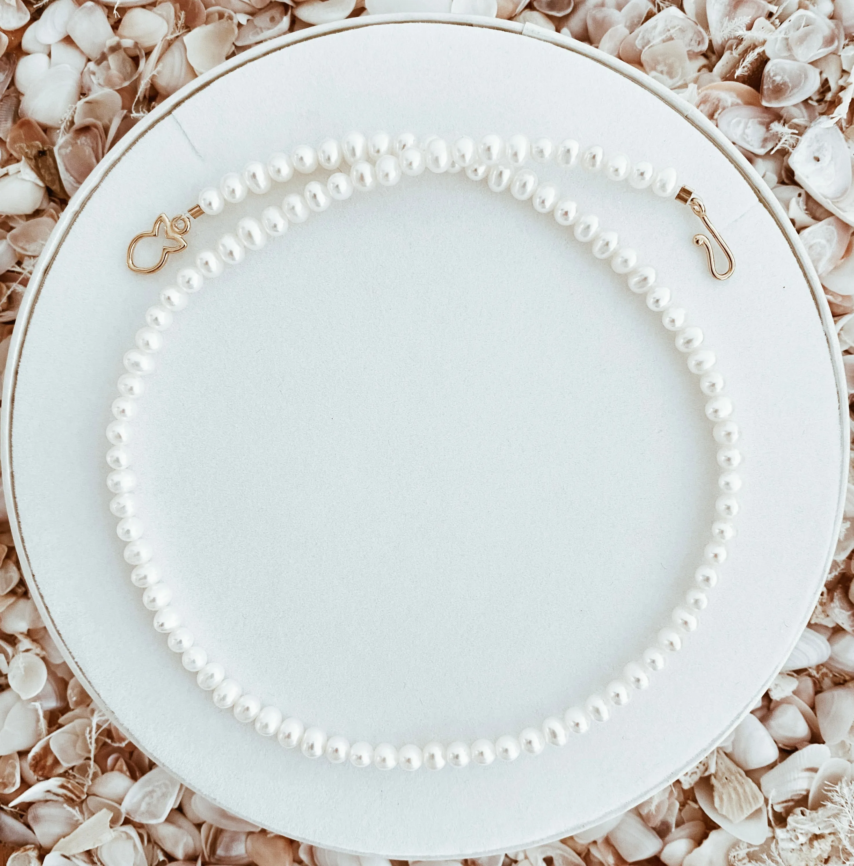 White Pearl Necklace 'Elegance'